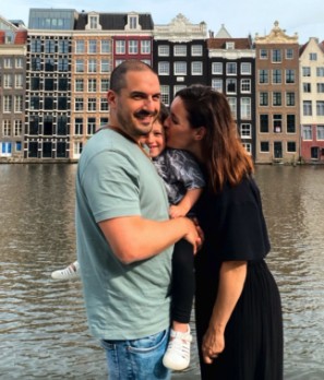 Mariangels y familia abrazados junto a los canales de Ámsterdam