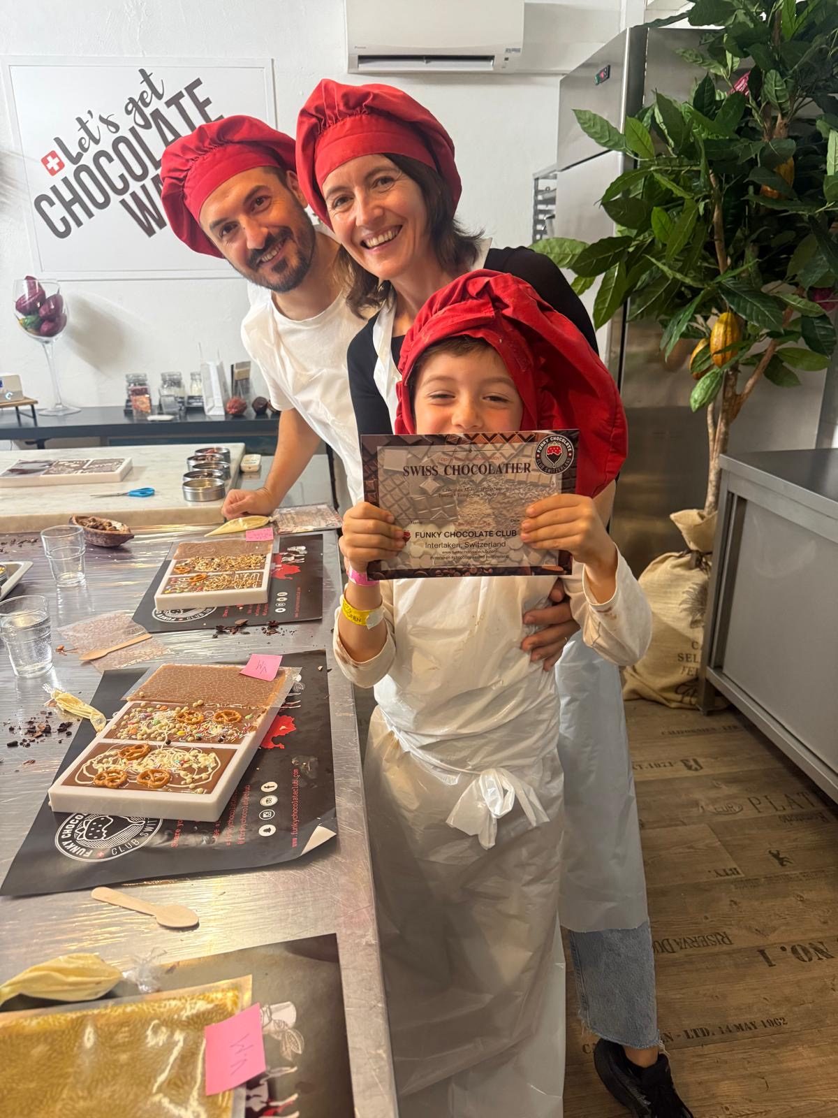 Mariangels y familia en un taller de chocolate, con el diploma de chocolatero del peque