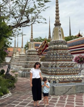 Mariangels y su hijo paseando entre las estupas de un templo