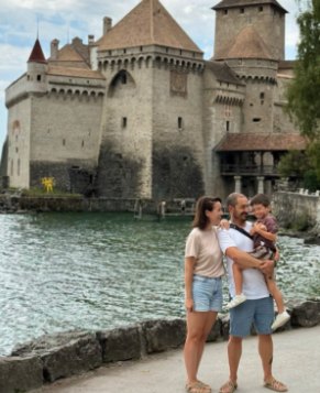 La familia junto al lago, delante del castillo de Chillon
