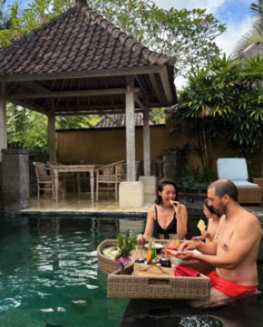 Desayuno flotante en la piscina, rodeados de vegetación tropical
