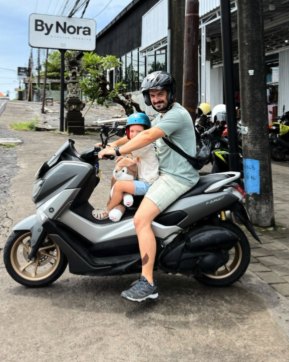 Padre e hijo con casco, listos para salir en moto