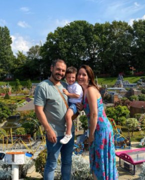 La familia sonriendo en un parque de miniaturas